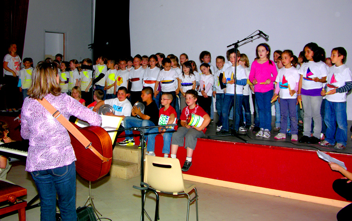 Les enfants chantent pour les parents
