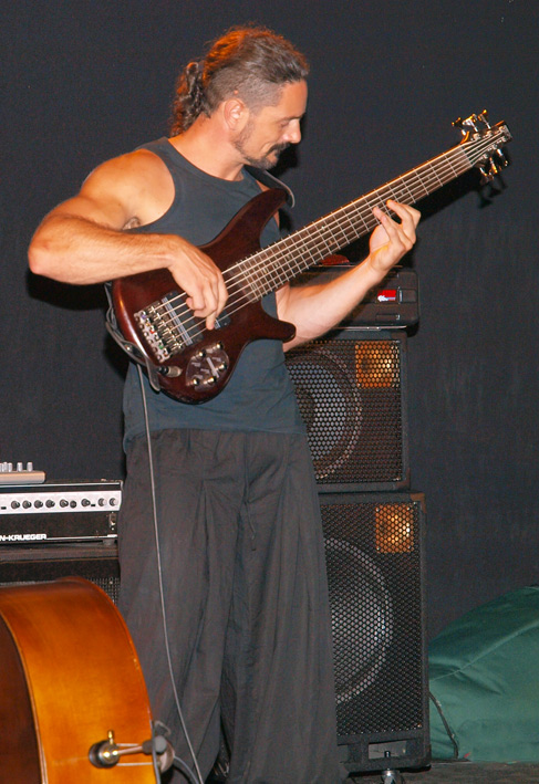 Lora Yma, basse