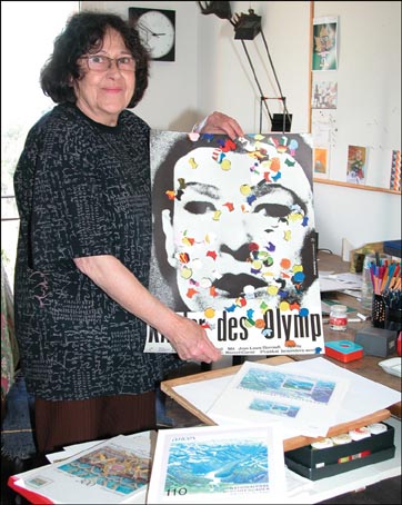 Isolde montrant une affiche